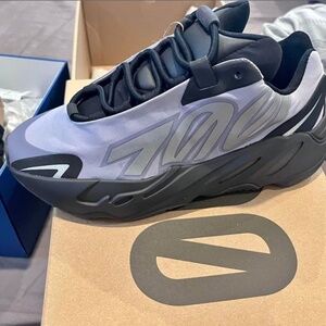 Yeezy 700 MNVN
